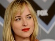 Dakota Johnson sigue a bordo